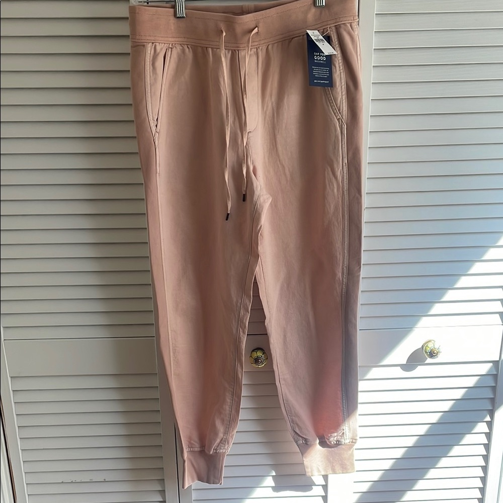 Gap for Good Women’s jogger in pink fairy. 55%linen, 45%cotton, NWT. Size M